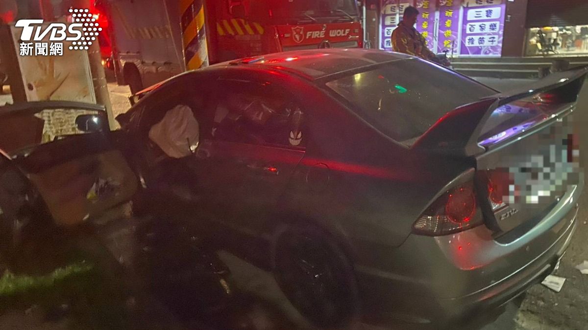 車輛不明原因自撞。(圖/TVBS)