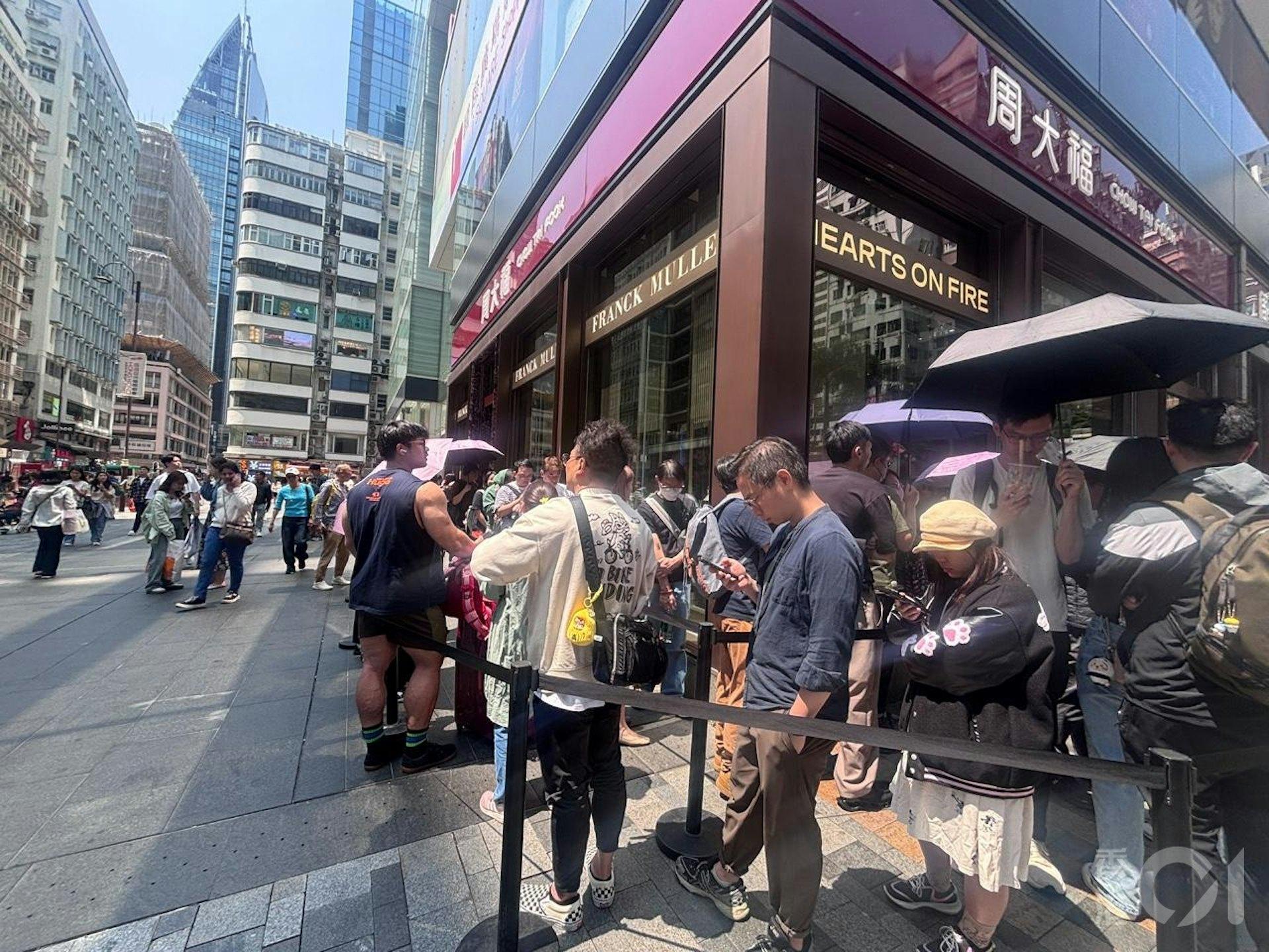 周大福門口昨日中午已排約150人搶購。（圖／香港01提供）