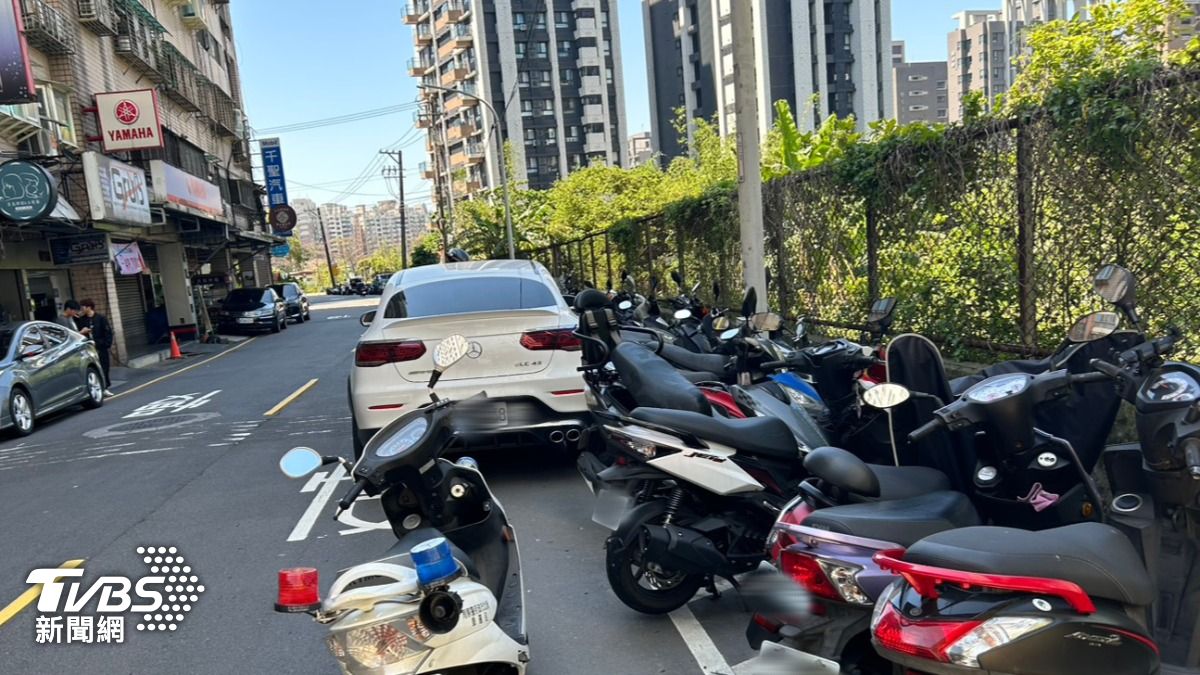 有片/淡水7旬翁開賓士「哈啾」掃落10機車 路人看傻