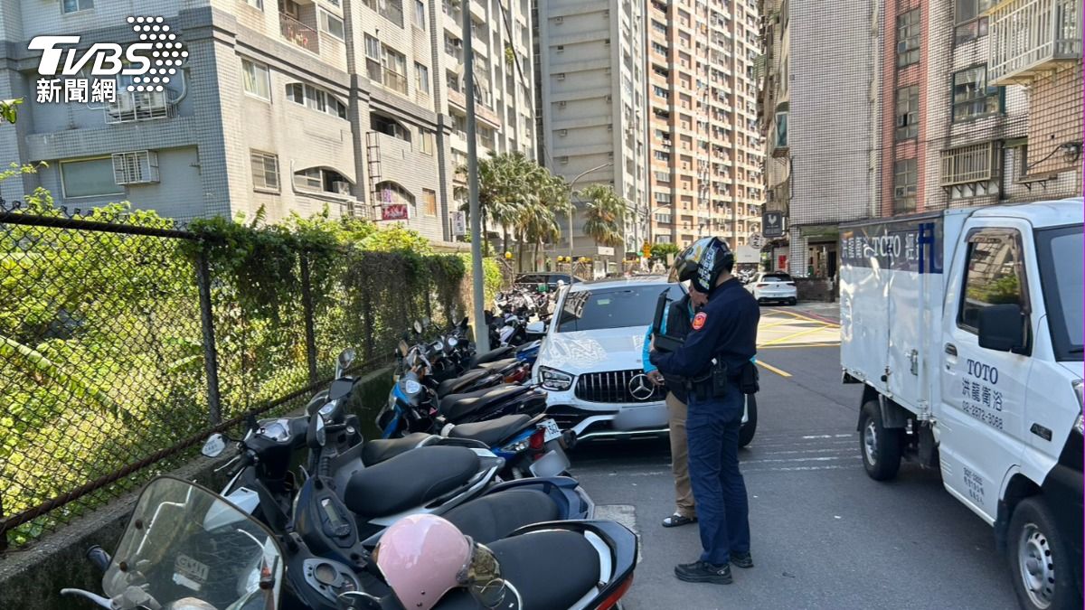 老翁不慎擦撞停在路邊的10輛機車。（圖／TVBS）