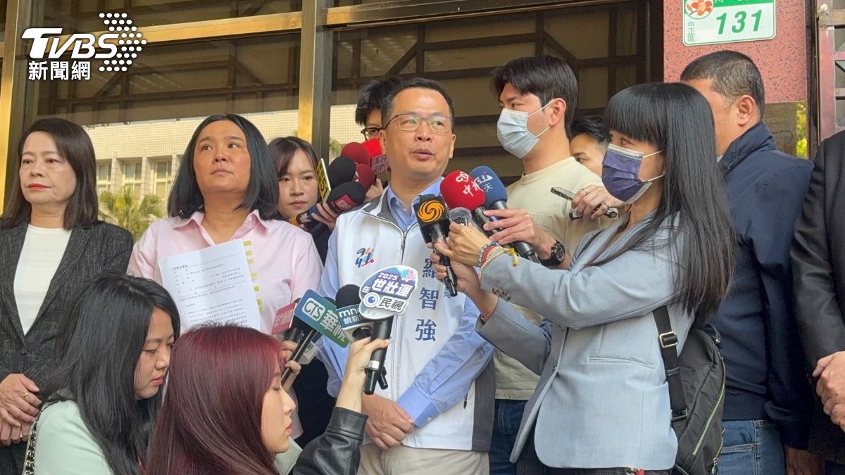 國民黨立委陳玉珍、羅智強、游顥、律師簡榮宗等人具名向台北地檢署按鈴告發。(圖/潘千詩攝)