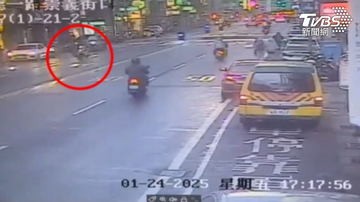 有片／一堆人愛闖！基隆男「跨四線車道」遭撞飛　市府1招止血