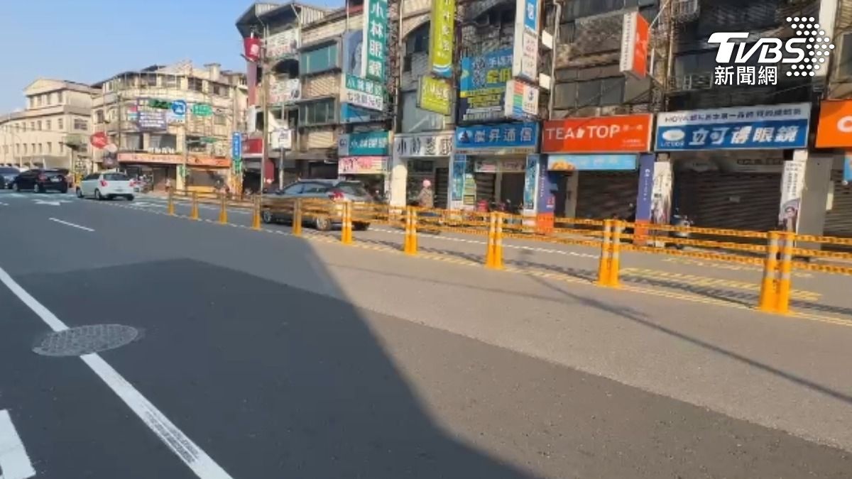 警方與市府合作設置彈性護欄，盼能杜絕車禍發生。（圖／TVBS）