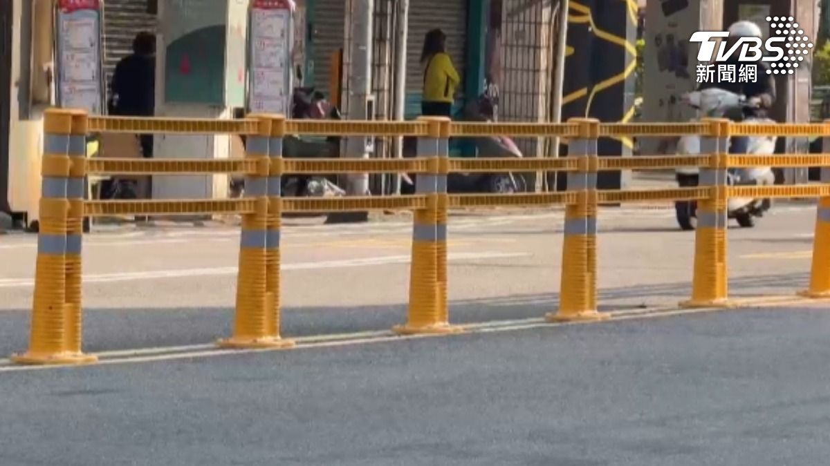 彈性護欄設置四線車道中央。（圖／TVBS）
