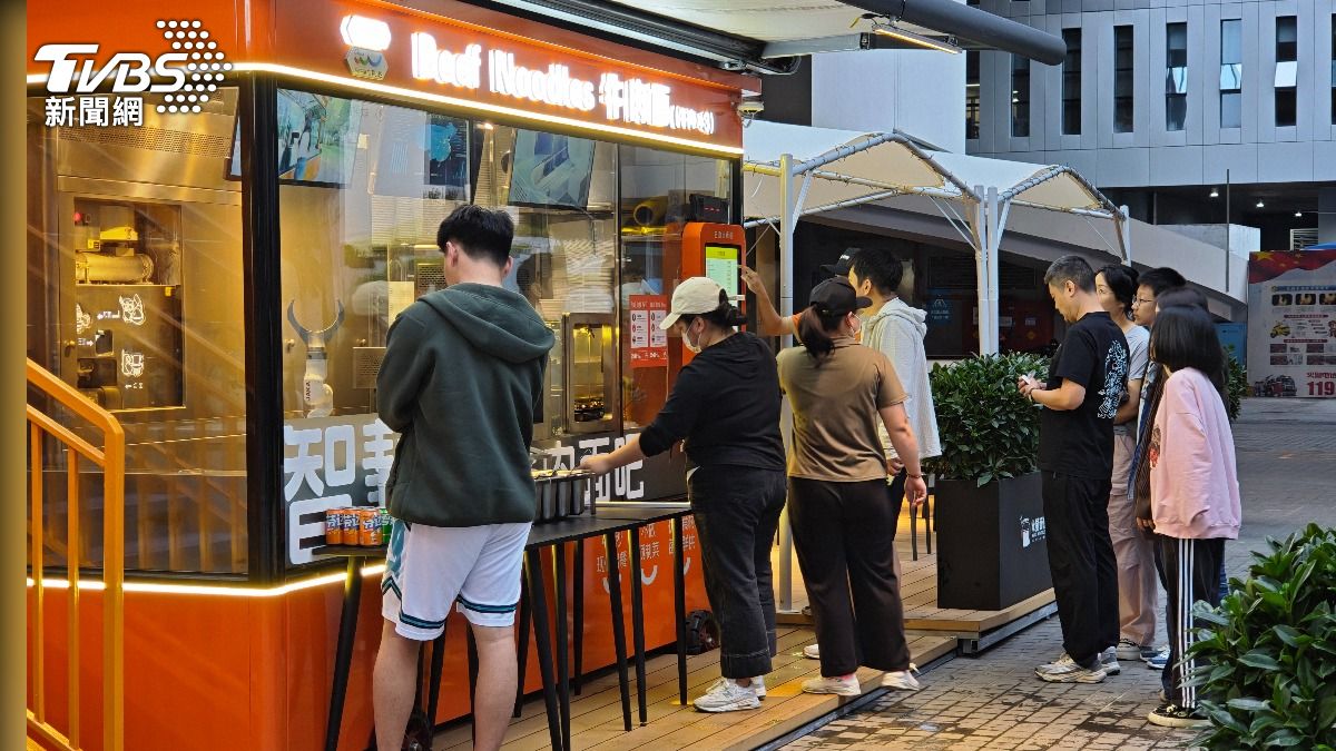 深圳無人麵館排隊嚐鮮人潮。(圖:陳相如攝)