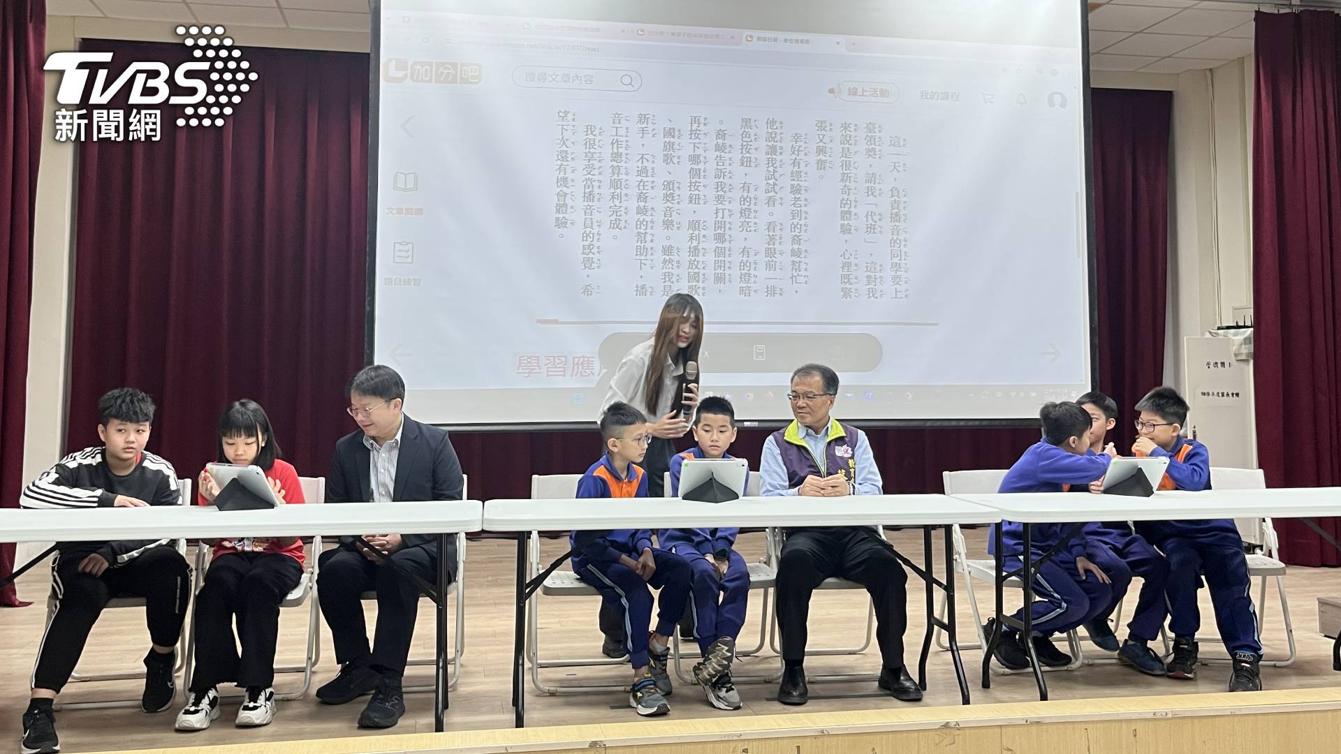 現場也舉辦「加分吧閱讀素養競賽」，彰化縣教育局處長蔡金田也一同參與體驗（圖＿威盛電子）