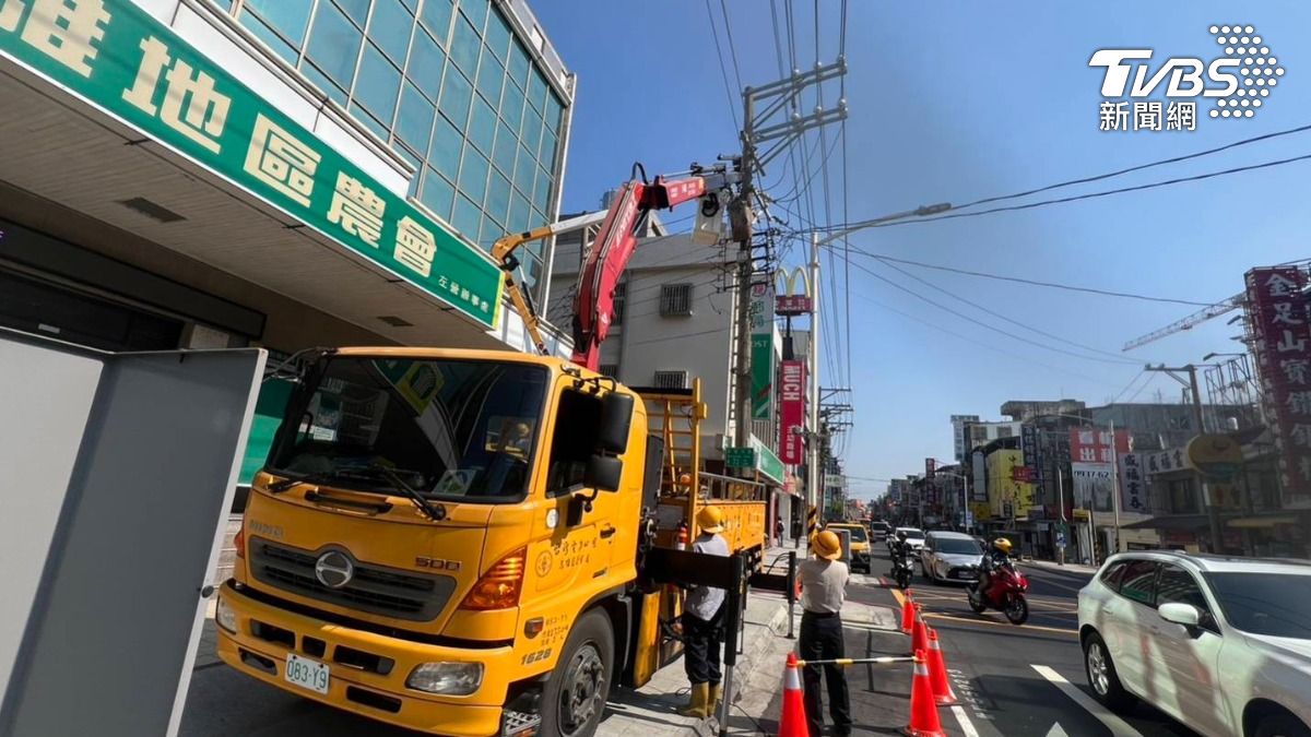高雄左營402戶停電!路燈炸火花巨響 「元凶」當場慘遭電死