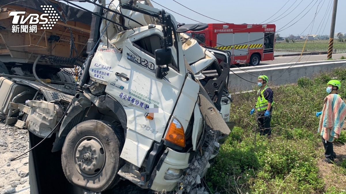 台中重大車禍!砂石車相撞台電工程車 3傷、1人噴飛亡