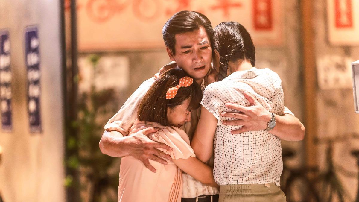 《火車來去》伊正緊擁女兒們團圓。(圖/華視提供)