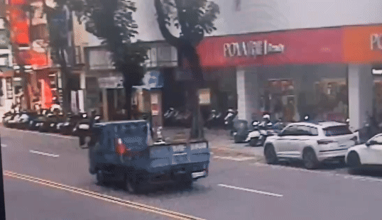 郭婦車輛太往右偏，因此碰撞停放於路邊停車格的13部機車。（圖／TVBS）