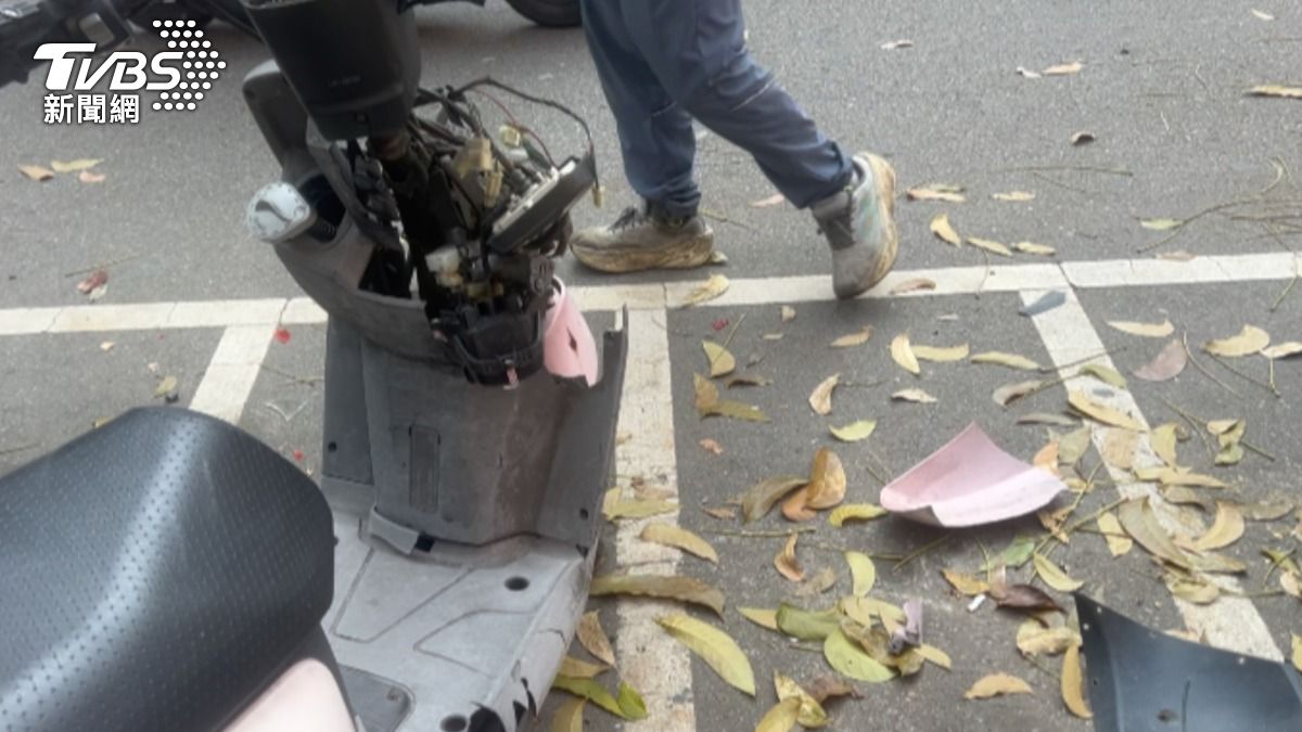 最嚴重的機車更是車體完全毀損。（圖／林冠丞攝）
