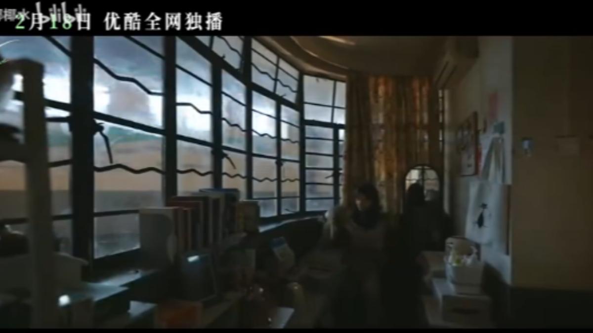 《難哄》女主角溫以凡租屋處旁,地鐵天天呼嘯而過,因為偶像劇帶動,讓重慶網紅打卡地「李子壩站」再度爆紅。(圖/難哄劇照)