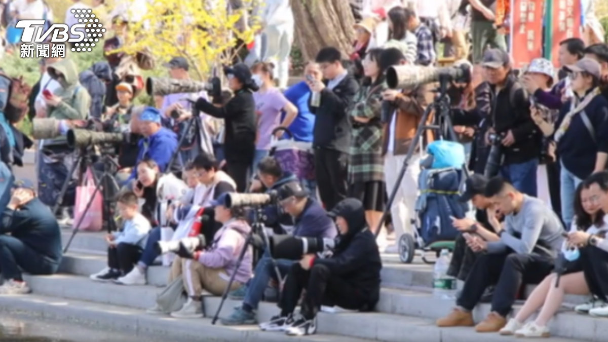 北京一位攝影愛好者表示,他的攝影裝備才10幾萬人民幣,「沒多少錢」。(圖/朱光弘 攝)