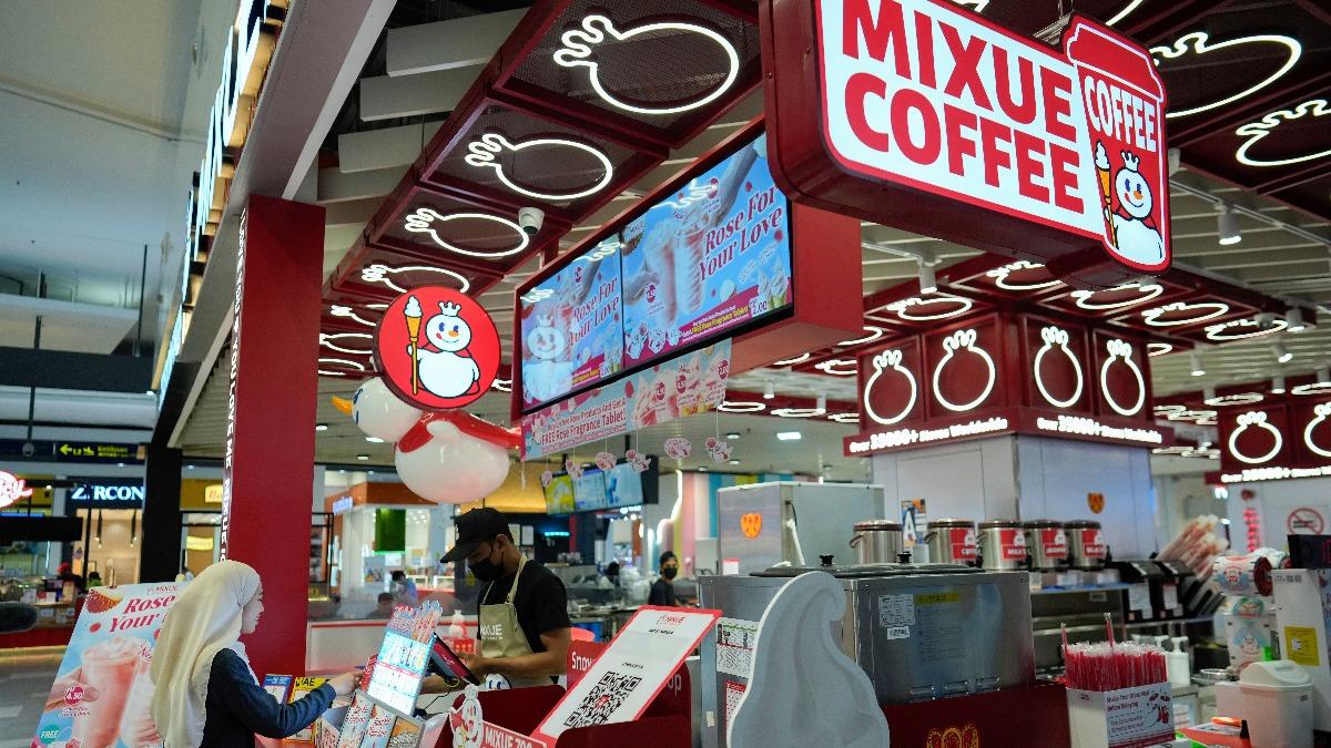 大陸平價手搖飲品牌「蜜雪冰城」在印尼首都雅加達開設門市,最便宜的蛋捲冰淇淋售價不到新台幣20元,最貴的飲品也不超過新台幣50元。(圖/美聯社)