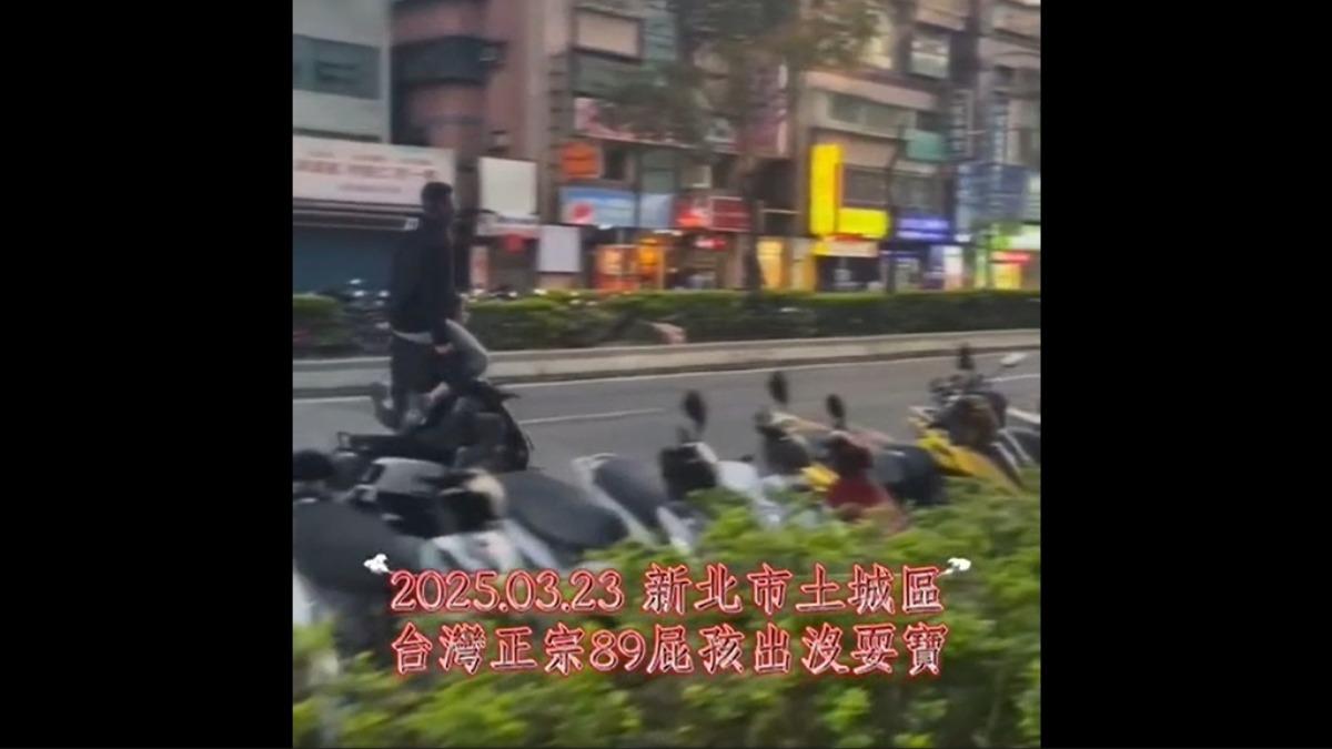 土城兩少年違規騎微電車。（圖／翻攝自網路）