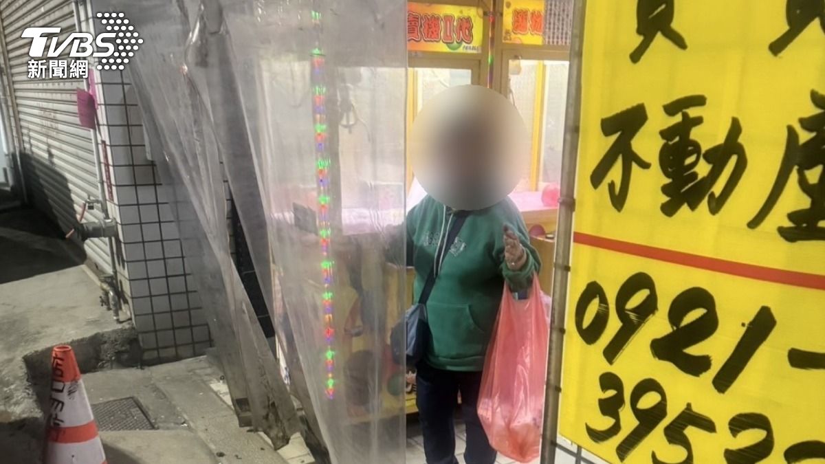 台中市南區近日發生一起失聯尋人事件，婦人失聯站在娃娃機店12小時不動。（圖／TVBS）