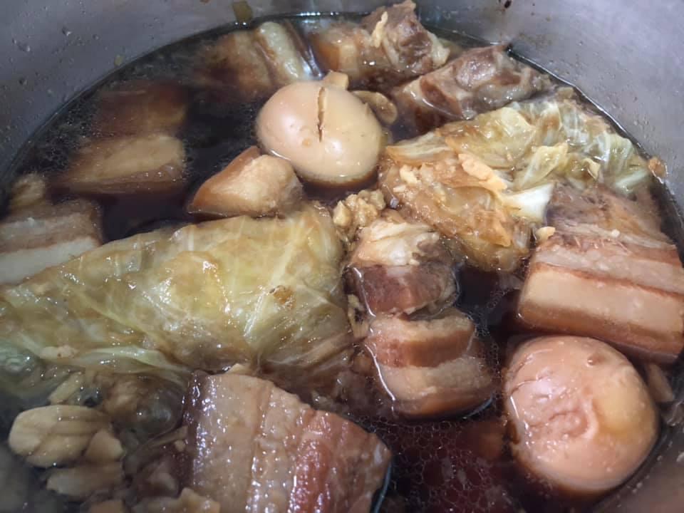 將三層肉、水煮蛋、高麗才一同下鍋燉煮。（圖／翻攝自廚藝公社）