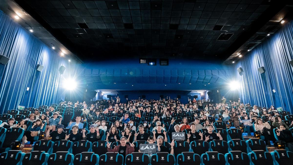 《獵人兄弟》劇組與演員們勤跑映後與影迷互動。(圖/牽猴子提供)