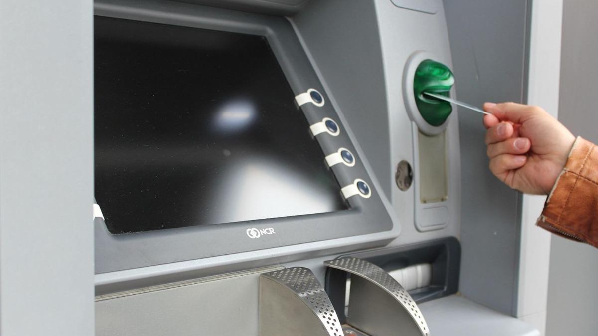 日本首例！防止長者遭詐騙　大阪宣布「禁止在ATM前講電話」