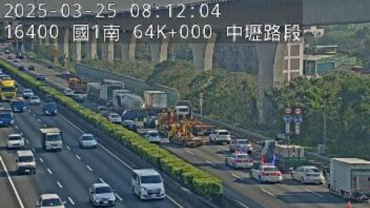 快訊／上班注意！國1中壢路段「6車追撞」紫爆