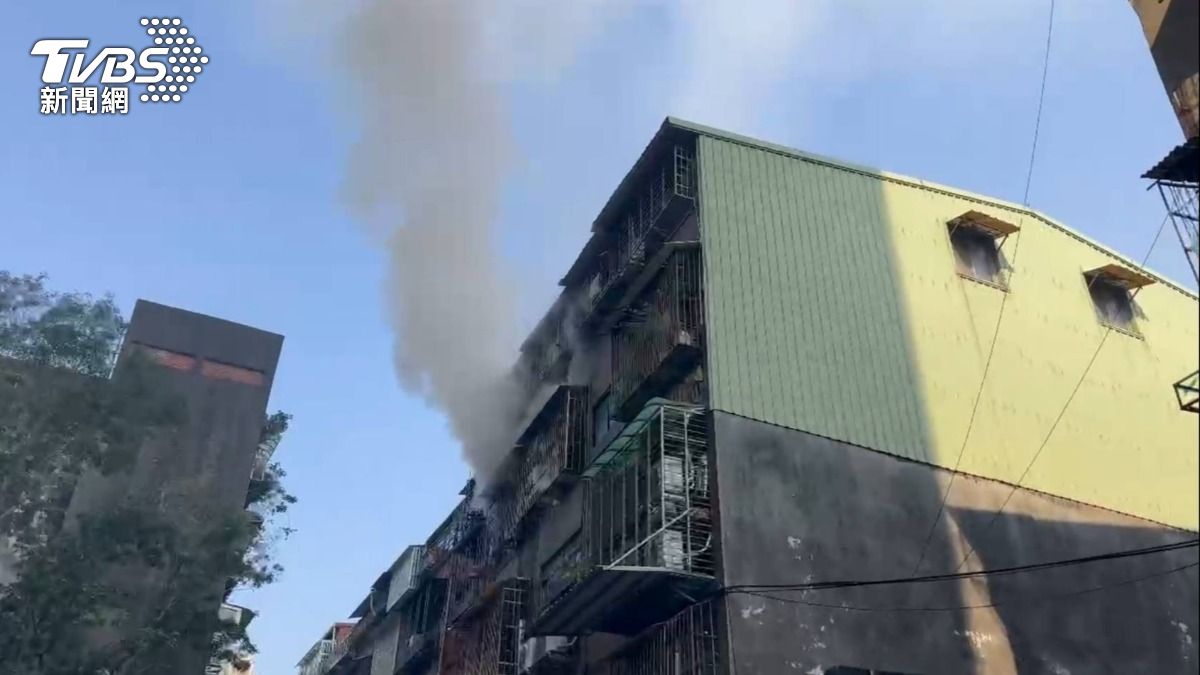 大同南路161巷一棟5層樓民宅起火。(圖/TVBS)