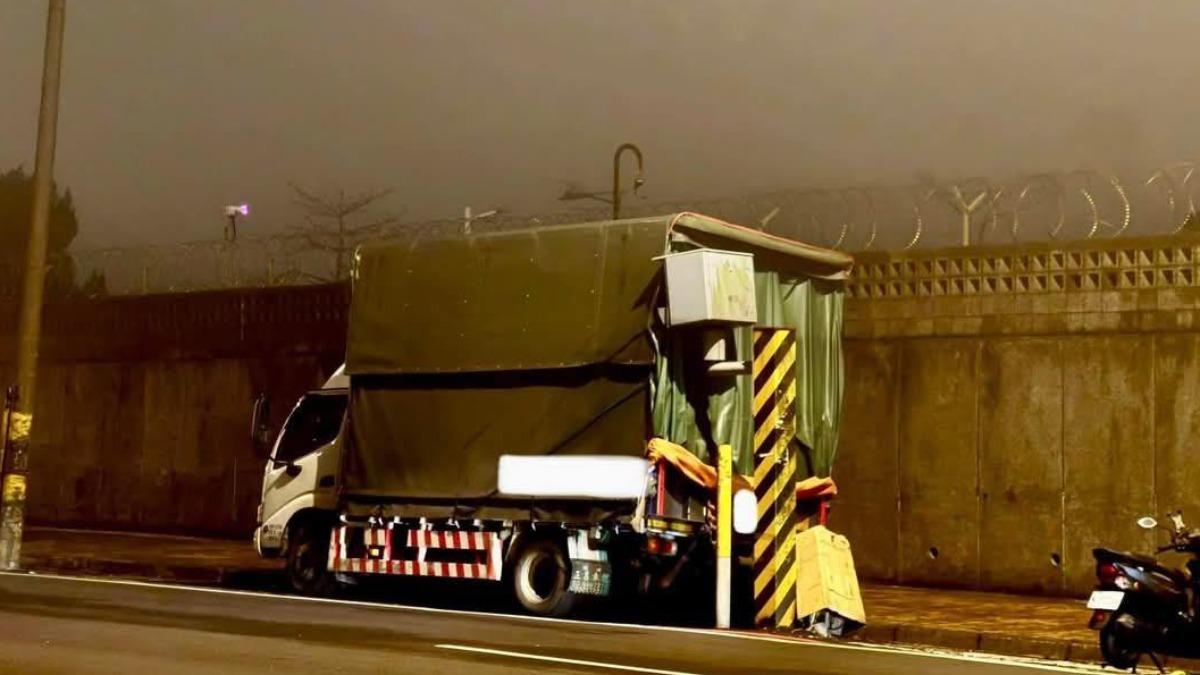 桃園貨車「停擋測速照相機」網讚民族英雄 警方認:無違法