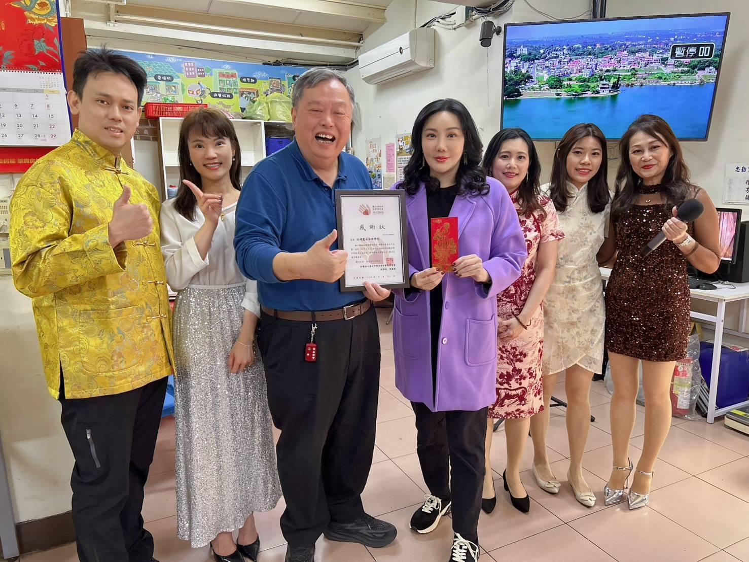沈嶸特別率領魔法公益樂團及魔法歌手們。(圖/沈嶸提供)