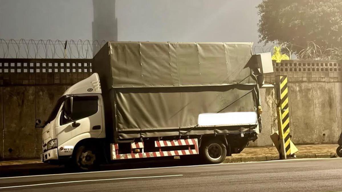 位於八德介壽路二段上的大貨車停放在測速旁。(圖/翻攝自●【爆廢公社】●)