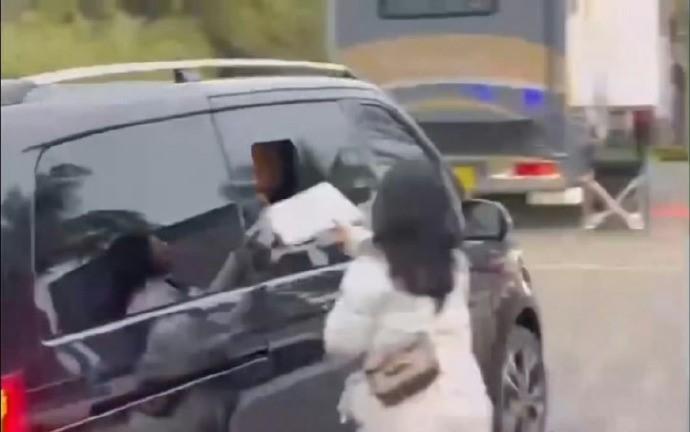 張頌文被指把粉絲信丟車窗外。（圖／翻攝自微博）