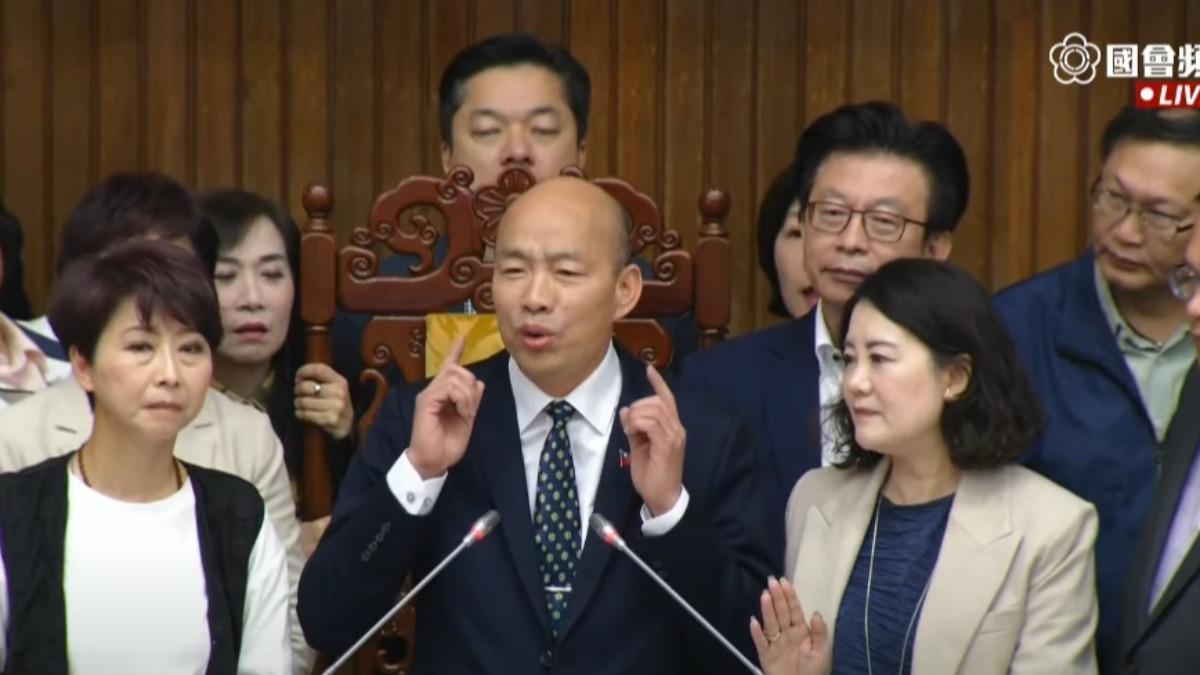 綠委又佔主席台抗議護航游智彬 韓國瑜喊不舒服:別對耳朵吼叫