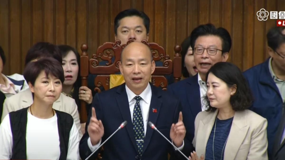 綠委蜂擁上主席台,持續抗議院方護航游智彬亂入,韓國瑜一度直呼,「不要對著院長耳朵吼叫」。(圖/立法院議事轉播頻道)