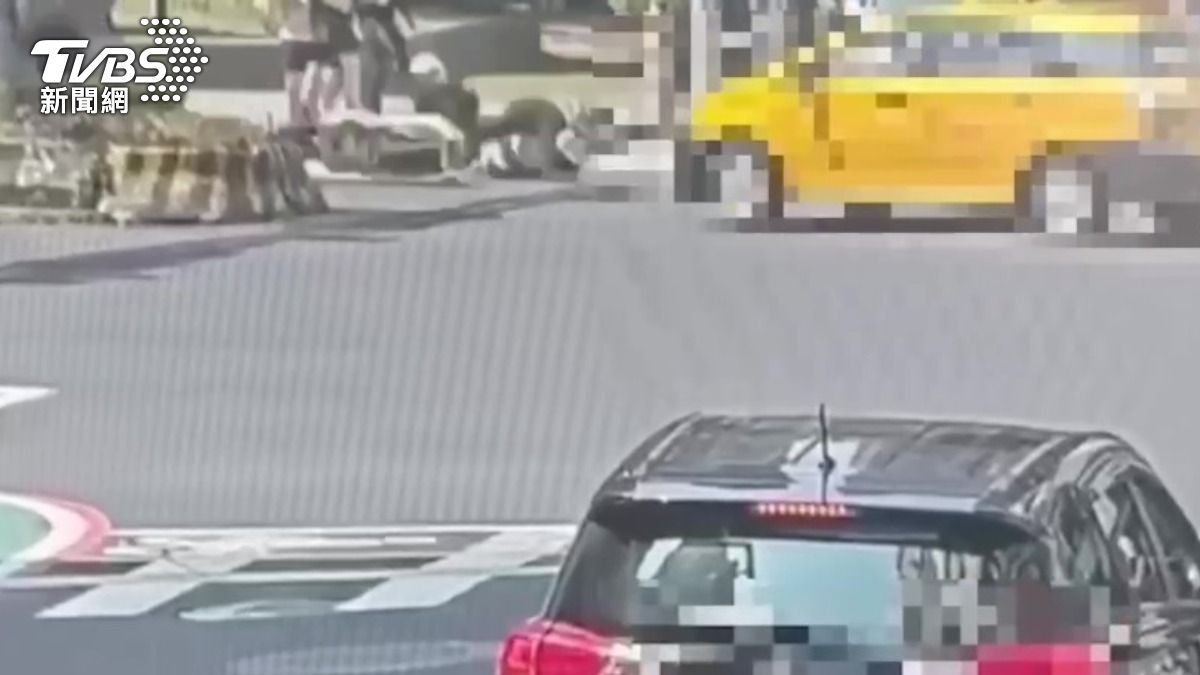 北市小黃變換車道害騎士擦撞猛摔 2路人被高速剷倒