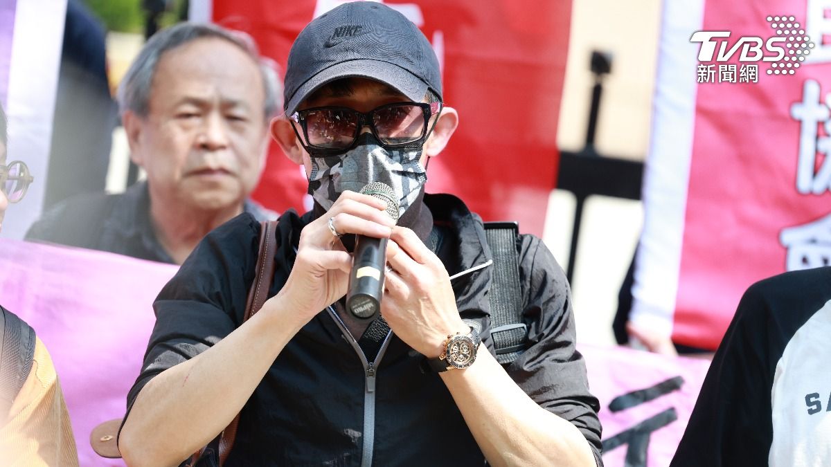 亞亞的丈夫出席記者會,盼移民署撤銷行政處分。(圖/華子琛攝)