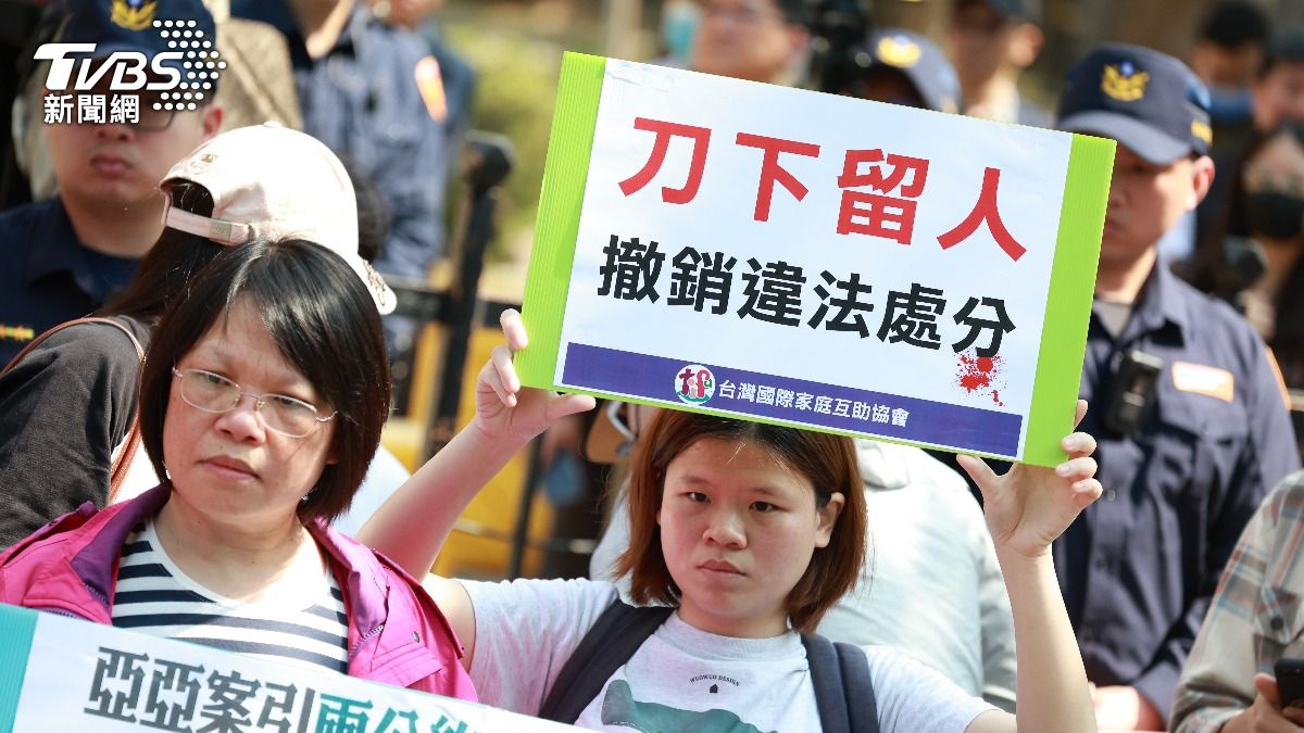 記者會中有民眾高舉「刀下留人」訴求牌。（圖／華子琛攝）