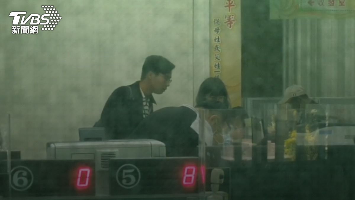 花蓮縣民政處與戶政事務所遭檢方搜索。(圖/TVBS)