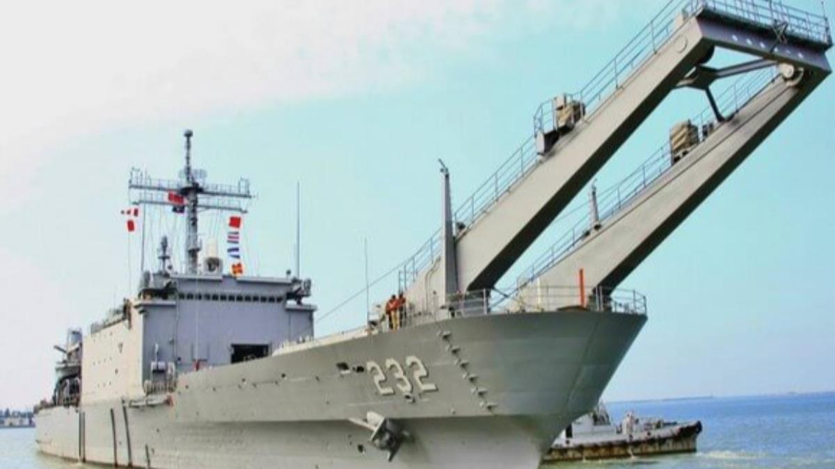 海軍「中和艦」21歲上兵爛醉 拿斧砍公布欄、狂踹中士:砍死你