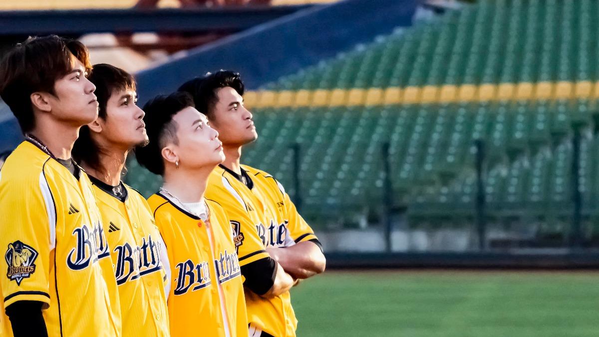 王威晨(左起)、張志豪、蕭秉治以及岳東華合演MV,霸氣詮釋再拚奪冠的決心。(圖/相信音樂提供)
