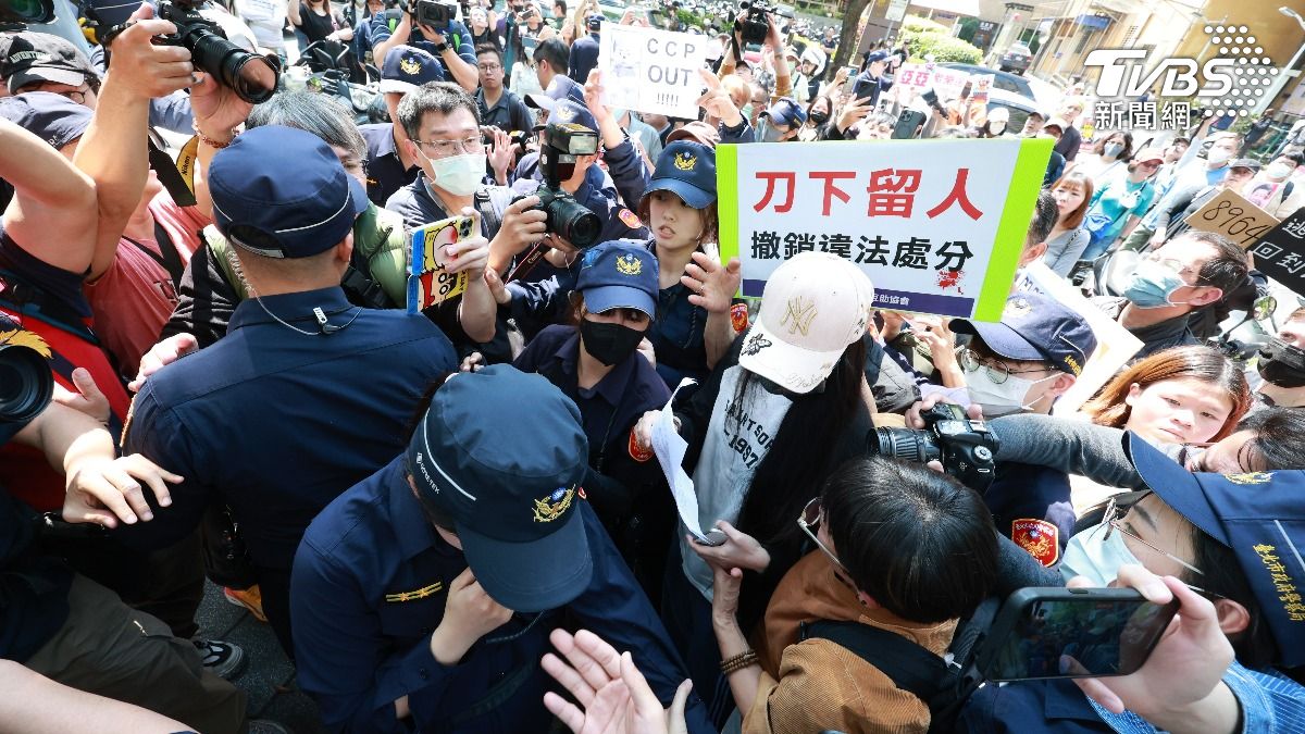 亞亞向內政部遞交陳情書。(圖/華子琛攝)