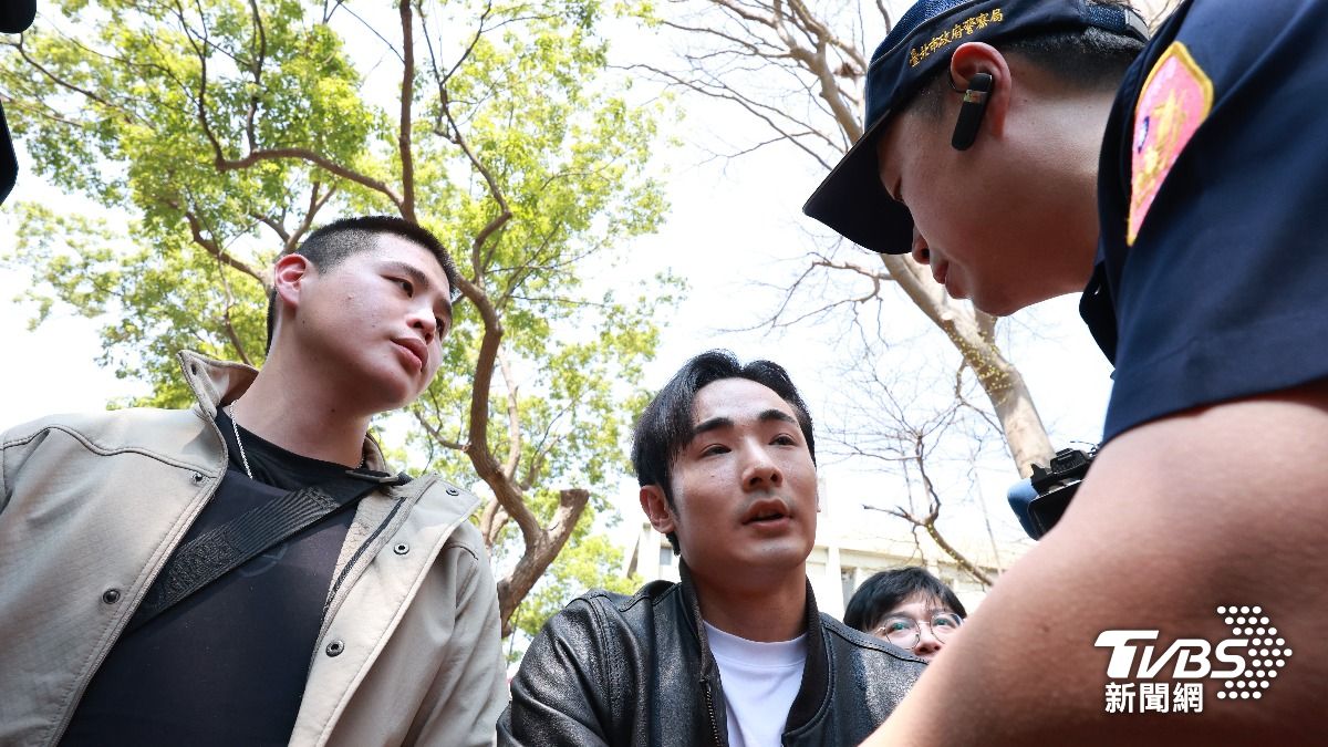 八炯等人欲衝進亞亞的記者會場，遭警方攔下。（圖／華子琛攝）