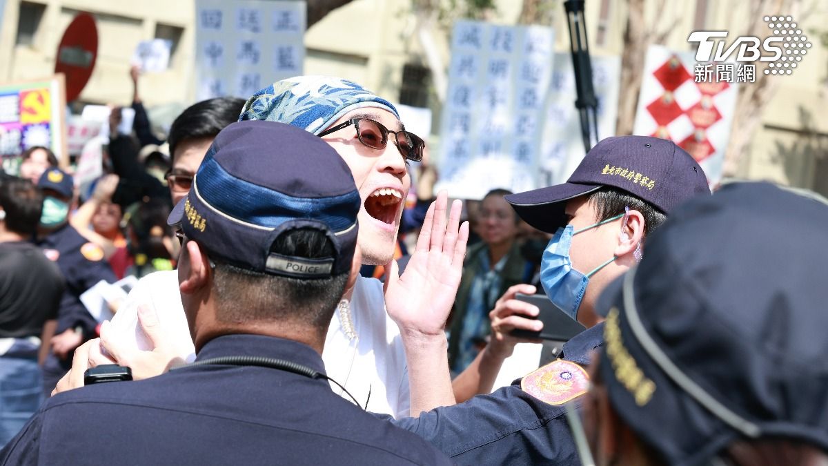 劉振亞記者會現場聚集許多反對民眾出聲怒罵。(圖/華子琛攝)