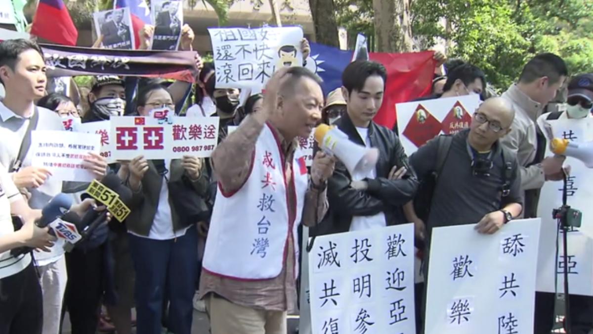 八炯與抗議群眾衝亞亞記者會 遭警壓制(圖/TVBS)