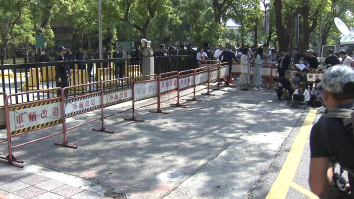 警方隔開雙方群眾 仍引爆推擠衝突(圖/TVBS)