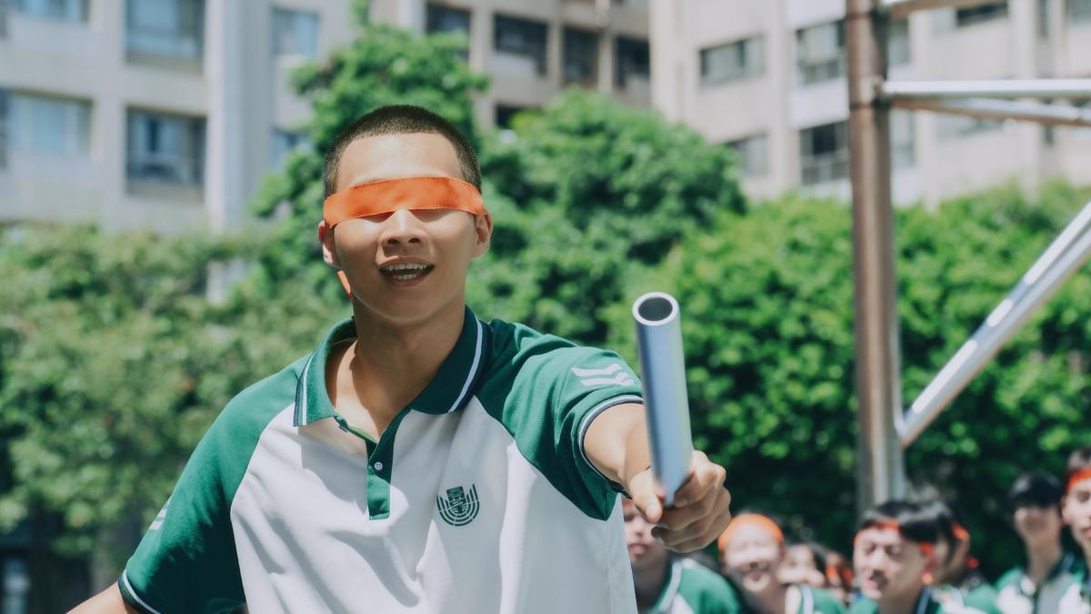 Energy獻唱主題曲〈同病相戀〉歌詞中二又有趣,喚起許多影迷青春回憶。(圖/紅杉娛樂提供)