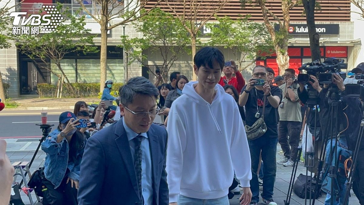 快訊／遭家寧媽提告！Andy抵警局燦笑：謝謝大家關心，甘蝦