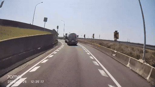 貨車從台84匝道翻落至台61路面。(圖/TVBS)