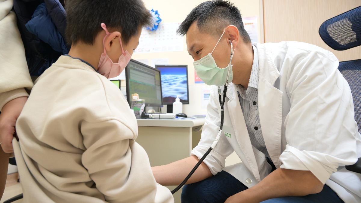 腸病毒好發於5歲以下兒童,潛伏期平均約3至5天。(圖/亞大附醫提供)