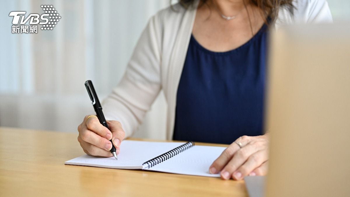 許多文書等行政庶務正在面臨AI取代的威脅。(示意圖/達志影像shutterstock)