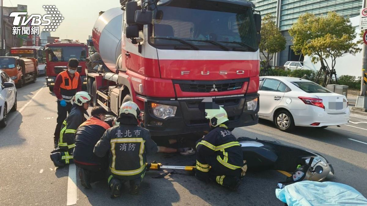 快訊/北市南港嚴重車禍!騎士受困水泥車下命危送醫搶救
