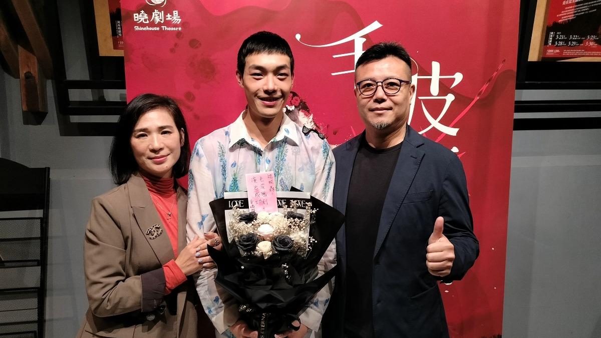 牧森爸媽特地從台中北上,為兒子加油打氣。(圖/周子娛樂提供)