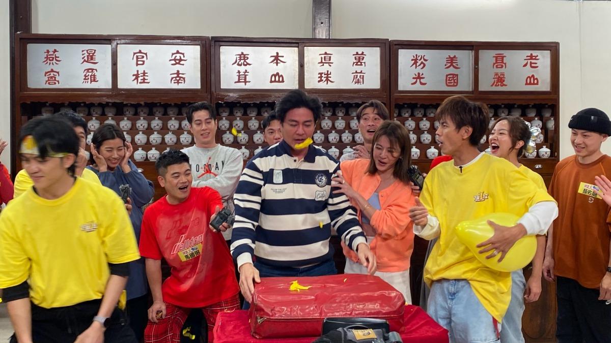 劉至翰賣力用頭撞破氣球。(圖/民視提供)